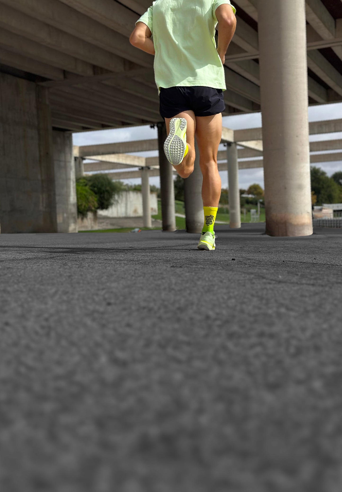 Calcetines técnicos de running, diseño amarillo con detalles negros, sin costuras para maratón y asfalto.
