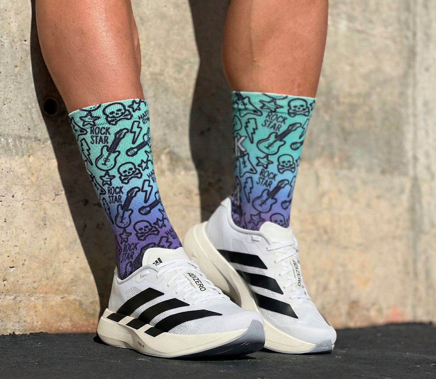 Calcetines técnicos de running Rock & Run con estampado rockero en degradado verde a morado, sin costuras.