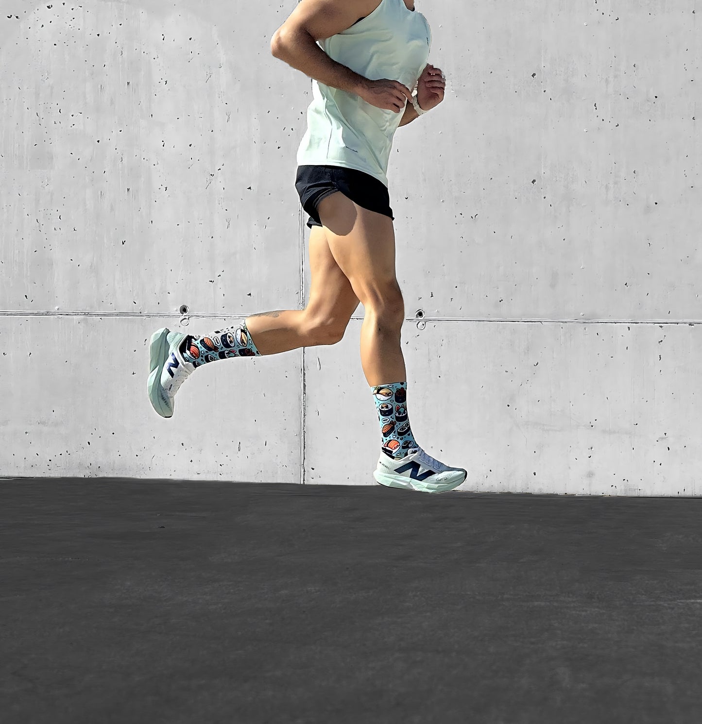 Calcetines técnicos de running con estampado de sushi y fondo blanco, ideales para maratón, diseño sin costuras.