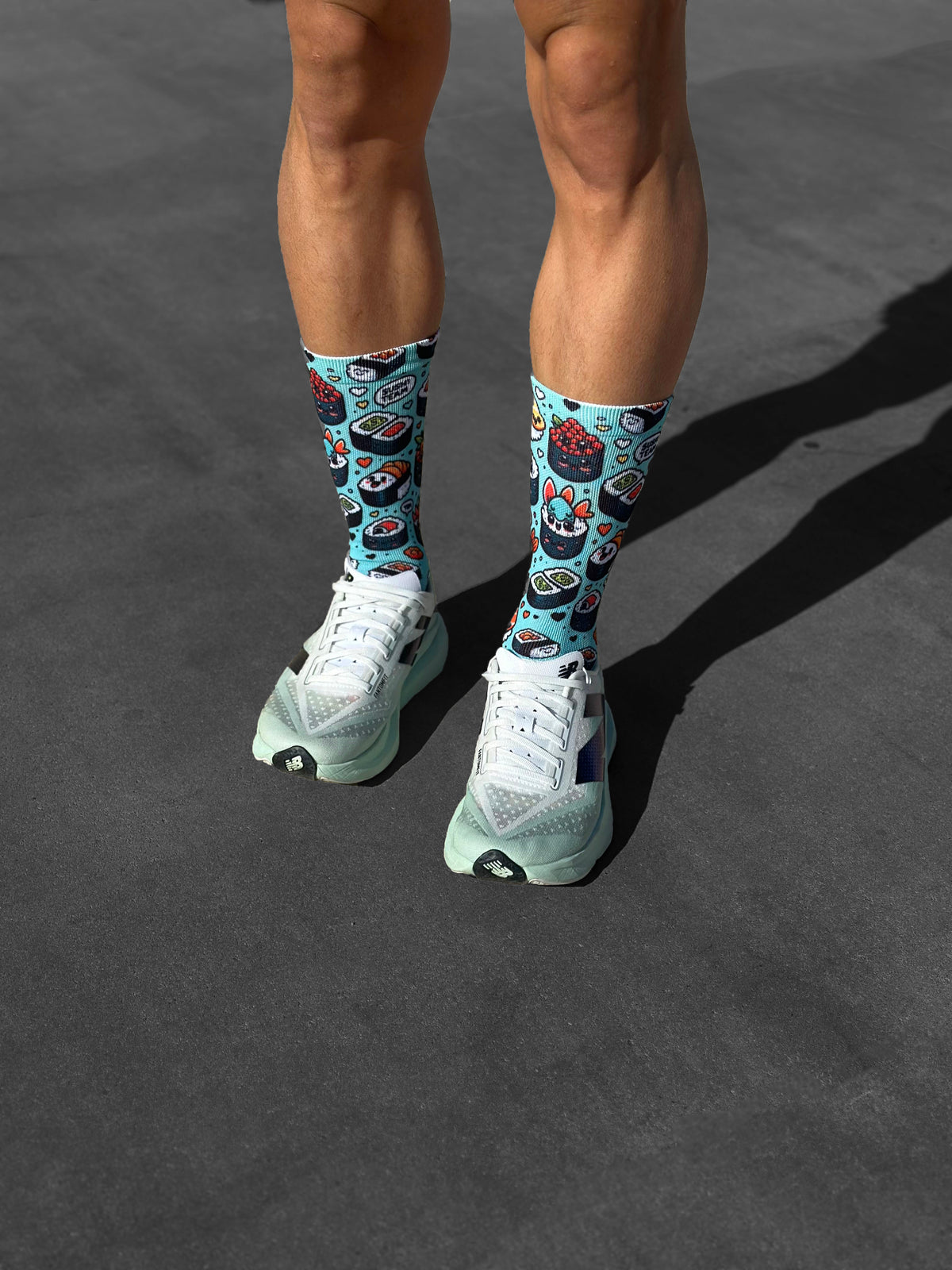 Chaussettes techniques de running Sushi Team avec imprimé de sushi, couleurs vives et design sans coutures.