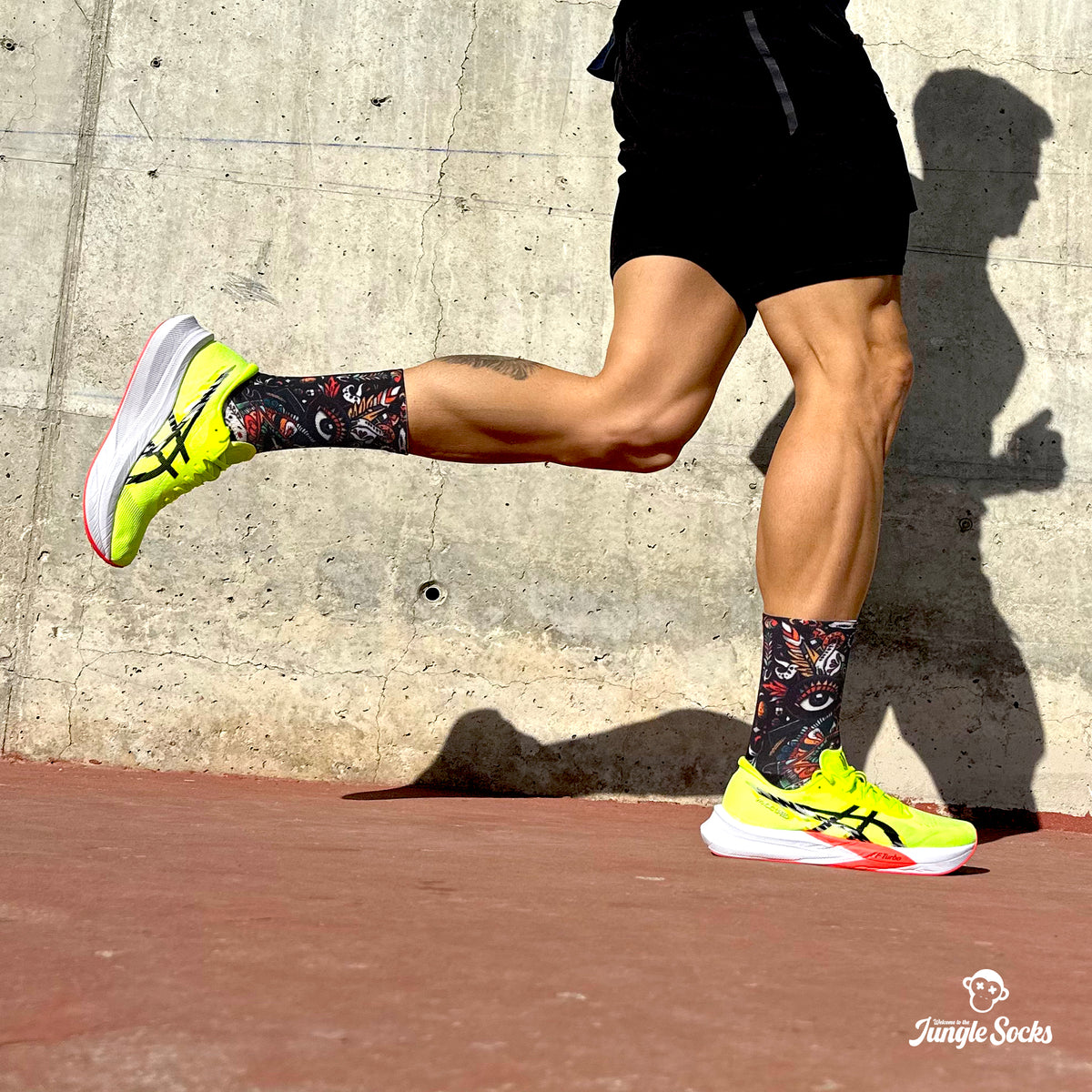 Chaussettes techniques de course marathon, design crânes colorés, noir, sans coutures pour un plus grand confort.