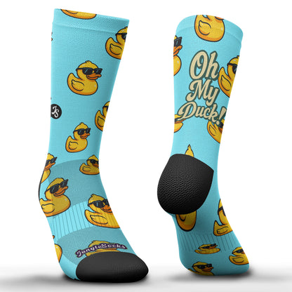Calcetines técnicos de crossfit, diseño de patitos amarillos con gafas en fondo azul, sin costuras.