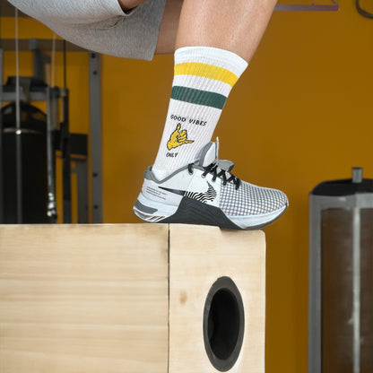 Deportista saltando al cajón, viste unos JungleSocks de algodon blancos 