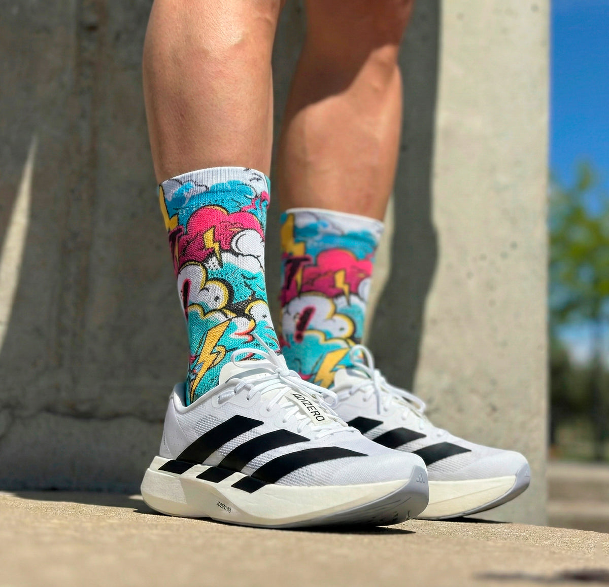 Chaussettes techniques de running Just Run, design coloré avec des nuages et des éclairs. Sans coutures, idéales pour le marathon.