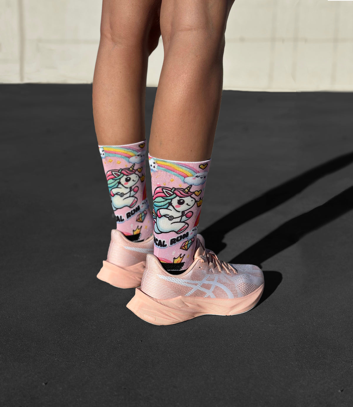Chaussettes techniques de running Magic Run avec design licorne, arc-en-ciel, en tons pastel, sans coutures.