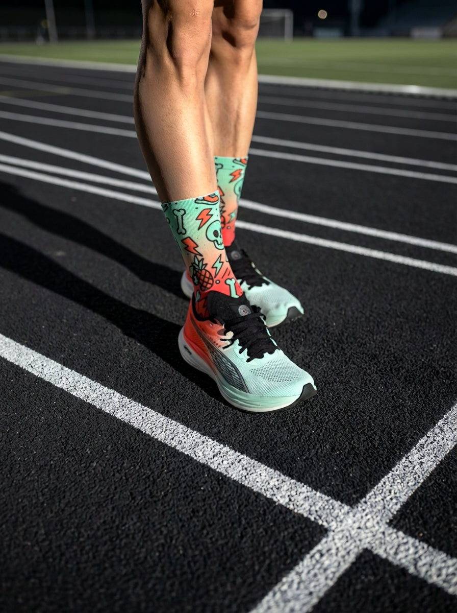 Chaussettes techniques de course, design kaléidoscope néon et crânes. Idéal pour le marathon, sans coutures.